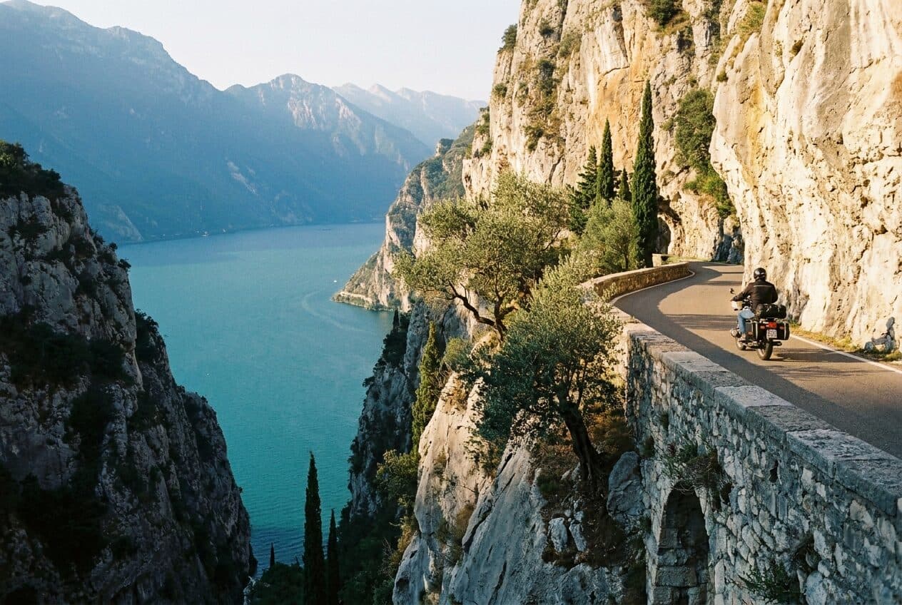 Motorrad auf der Felsenstrasse hoch über dem Gardasee